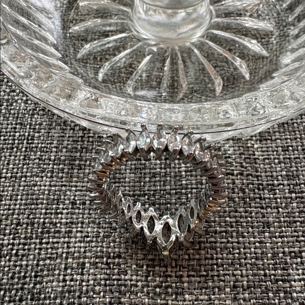 Elegant Silver infinity band Women's Ring Approximate size 6.75 MAKE ME AN OFFER - Picture 7 of 7